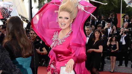 L'auteure russe Lena Lenina sur le tapis rouge à Cannes, le 12 mai 2016. (EKATERINA CHESNOKOVA / SPUTNIK / AFP)