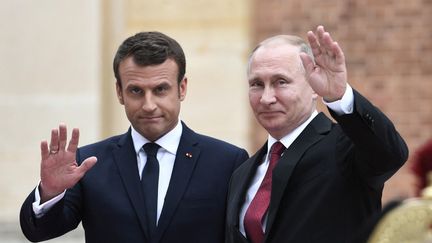 Emmanuel Macron et Vladimir Poutine, au château de Versailles à Paris, le 29 mai 2017. (STEPHANE DE SAKUTIN / AFP)