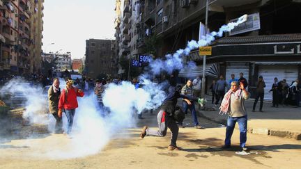 Des affrontements entre manifestants pro-Morsi et forces de l'ordre au Caire, en Egypte, le 27 d&eacute;cembre 2013. (AHMED ABD EL LATIF / AP / SIPA )