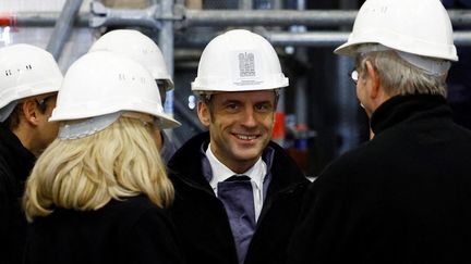 Le président de la République, Emmanuel Macron, en visite sur le chantier de la cathédrale Notre-Dame à Paris, le 8 décembre 2023. (SARAH MEYSSONNIER / AFP)