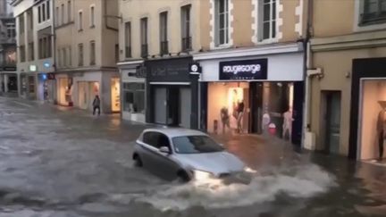 Les fortes intempéries qui ont touché la France ont provoqué d'importantes inondations, comme à Laval, en Mayenne, où les rues ont été transformées en torrents, lundi 14 octobre.  (CAPTURE ECRAN FRANCE 2)