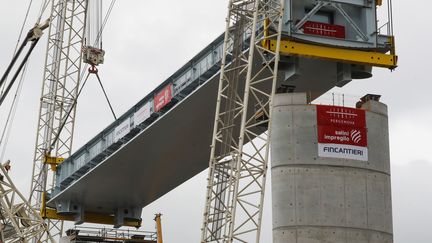 Le premier tronçon du nouveau pont, installé le 1er octobre par une grue. (VALERY HACHE / AFP)