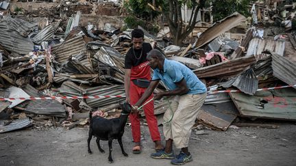 Des bâtiments démolis du bidonville du quartier "Talus 2" à Koungou, lors de son démantèlement dans le cadre de l'opération Wuambushu à Mayotte, le 23 mai 2023. (PHILIPPE LOPEZ / AFP)