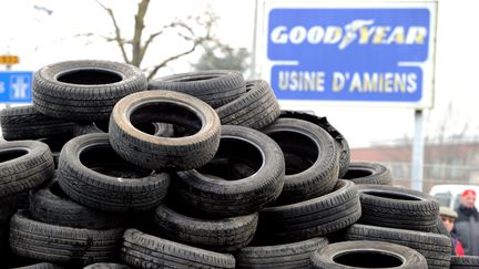 Comme en f&eacute;vrier 2013 (photo), les ouvriers de Goodyear bloquent le site d'Amiens, le 7 novembre 2013. (PHILIPPE HUGUEN / AFP)