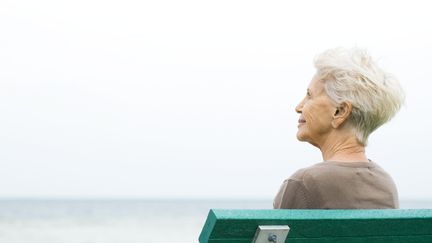 Une femme assise sur un banc. (MAXPPP)