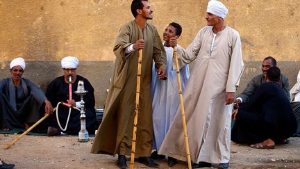 Cet événement collectif est partagé par le public, les musiciens et les combattants. Après s’être salués, les duellistes jaugent la force de leur adversaire. Les joutes sont très courtes entre une et deux minutes. Le but est toucher trois fois le corps de son adversaire ou de frôler sa tête sans le blesser. (Mohamed Abd El Ghany / Reuters)