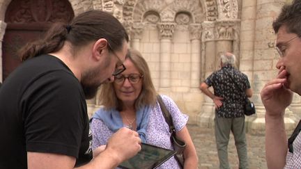 Des touristes utilisent l'application Fantrippers dans les rues de Poitiers.&nbsp; (FRANCEINFO)