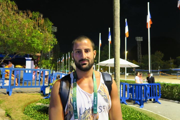 Ugo Crousillat, membre de l'équipe de France de water-polo au Club France de Rio de Janeiro (Brésil), le 17 août 2016. (PIERRE GODON / FRANCETV INFO)