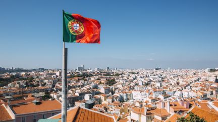 Le drapeau portugais dans le ciel de Lisbonne. (GETTY IMAGES)