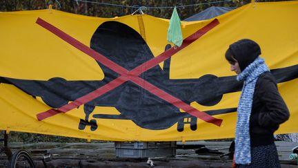 Une banni&egrave;re anti-a&eacute;roport, &agrave; Notre-Dame-des-Landes (Loire-Atlantique), le 28 octobre 2014. (JEAN-SEBASTIEN EVRARD / AFP)