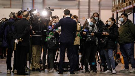 Olivier Véran devant la presse, le 22 décembre à Chanteloup-en-Brie. (GEOFFROY VAN DER HASSELT / POOL / AFP)