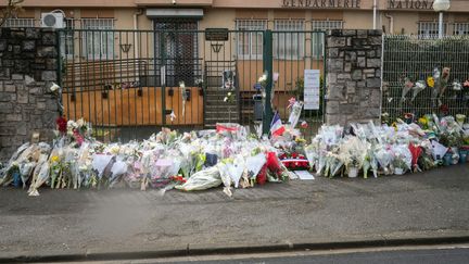 Des fleurs posées devant la gendarmerie de Carcassonne (Aude), le 25 mars 2018. (ERIC CABANIS / AFP)