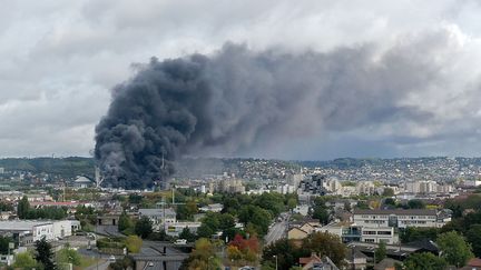 Un important incendie s'est déclaré dans la nuit de mercredi à jeudi dans l'usine Lubrizol à Rouen, un site classé Seveso. (LOU BENOIST / AFP)