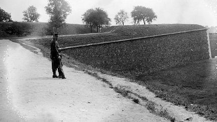 Sentinelle devant le tunnel de Bercy, 1914
 (Collection Excelsior / AFP)