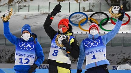 Anaïs Chevalier-Bouchet&nbsp;sur la deuxième place du podium de l'épreuve du biathlon des Jeux olympiques, le 7 février 2022 à&nbsp;Zhangjiakou. (PIERRE-PHILIPPE MARCOU / AFP)