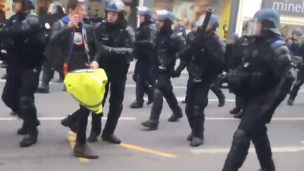 Calvados : un "gilet jaune" jouant de la musique interpellé à Caen