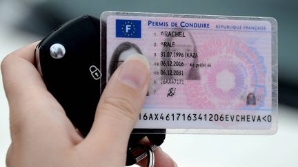 Le nouveau&nbsp;permis de conduire électronique, entré en vigueur en septembre 2013. (Marc OLLIVIER / MAXPPP)