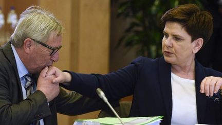 La Première ministre polonaise Beata Maria Szydło avec le président de la Commission européenne, Jean-Claude Juncker, lors d'un sommet européen en juin 2016. (JOHN THYS / AFP)