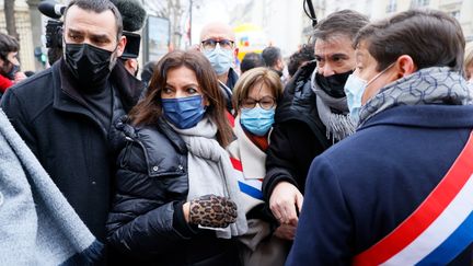 La maire de Paris et candidate du Parti socialiste à la présidentielle, Anne Hidalgo, chahutée par des manifestants lors de la journée de mobilisation des personnels de l'Education nationale. (THOMAS SAMSON / AFP)