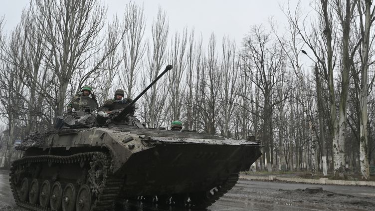 Des soldats ukrainiens sur une route près de Bakhmout, dans l'est de l'Ukraine, le 3 avril 2023. (GENYA SAVILOV / AFP)