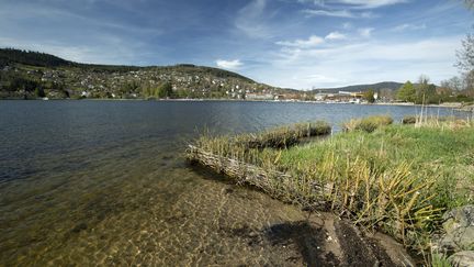 Une vue du lac de Gérardmer (Vosges), le 7 juin 2021. (FREDERIC TOURNAY / BIOSGARDEN / AFP)