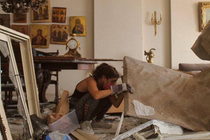 De jeunes joueurs de rugby qui donnent un coup de main pour nettoyer dans les quartiers Mar Mikhael&nbsp;et&nbsp;Gemmayzeh à Beyrouth, jeudi 6 août. (TARA EL KHAZEN)