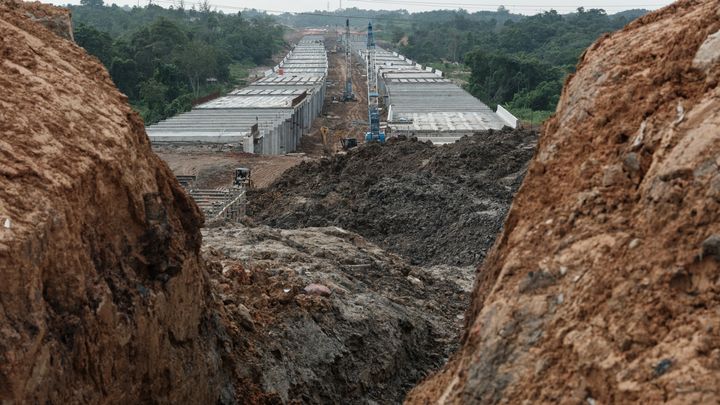 Une portion d'autoroute en construction en direction de Nusantara, à Balikpapan (Indonésie), le 12 juillet 2024. (YASUYOSHI CHIBA / AFP)