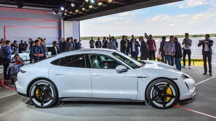 La Porsche Taycan a été dévoilée le mercredi 4 septembre 2019. (PATRICK PLEUL / DPA)