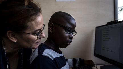 Un enfant autiste suit un cours dispensé par une enseignante spécialisée, en octobre 2019 à Aulnay-sous-Bois (Seine-Saint-Denis). (CHRISTOPHE ARCHAMBAULT / AFP)