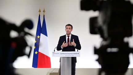 Le ministre de la Santé, Olivier Véran, le 18 mars 2021 à Paris. (MARTIN BUREAU / AFP)