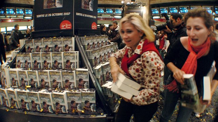 Pour la sortie du 7e et dernier tome de la saga : "Harry Potter et les reliques de la mort", ru&eacute;e le 26 octobre 2007 &agrave; 0h01 dans une librairie des Champs-Elys&eacute;es. (JEAN AYISSI / AFP)