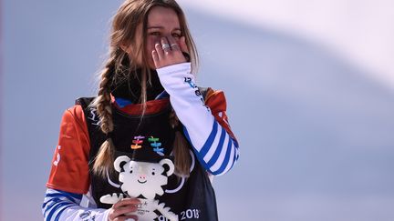 Moment d'émotion pour Julia Pereira de Sousa-Mabileau sur le podium (MARTIN BUREAU / AFP)