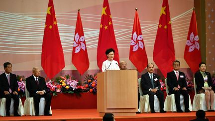 La cheffe de l'exécutif de Hong Kong, Carrie Lam, s'exprime lors d'une cérémonie officielle, le 1er juillet 2020, à Hong Kong. (ANTHONY WALLACE / AFP)