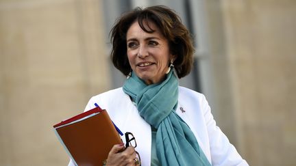 La ministre de la Sant&eacute; Marisol&nbsp;Touraine quitte le palais de l'Elys&eacute;e, le 25 septembre 2014. (LIONEL BONAVENTURE / AFP)