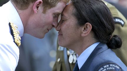 Un sergent de la Royal air force n&eacute;o-z&eacute;landaise&nbsp;(D) accueille le prince Harry (G) avec un hongi, le&nbsp;salut traditionnel maori &agrave; l'occasion des comm&eacute;morations de la bataille du Monte Cassino (Italie), le 18 mai 2014. (ALESSANDRA TARANTINO / AFP)