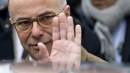 Le ministre de l'Int&eacute;rieur, Bernard Cazeneuve, quitte, le 15 mars 2015, le magasin casher attaqu&eacute; le 9 janvier par Amedy Coulibaly, qui a tu&eacute; quatre otages juifs. (KENZO TRIBOUILLARD / AFP)