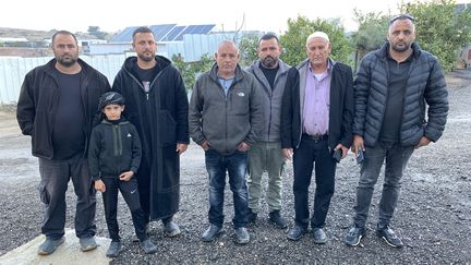 La famille Zyadne dans leur village bédouin, à 25 kilomètres de la bande de Gaza. (GILLES GALLINARO / RADIO FRANCE)