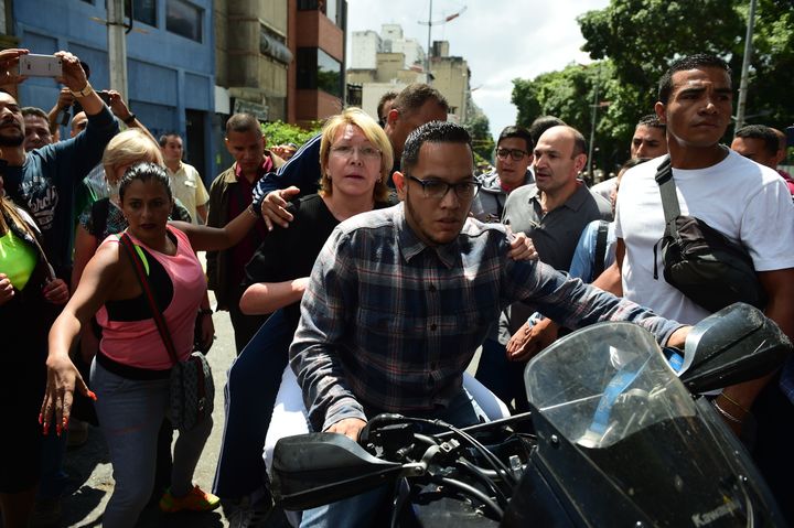 La procureure générale du Venezuela, Luisa Ortega, arrive au parquet de Caracas peu avant sa destitution, le 5 août 2017. (RONALDO SCHEMIDT / AFP)