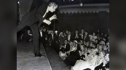 Johnny Hallyday à l'Olympia,&nbsp;en 1965. Dans le public,&nbsp;Alain Delon, Sylvie Vartan, Gilbert Bécaud, Françoise Hardy, Jean-Marie Périer...&nbsp; (KEYSTONE / MAXPPP)