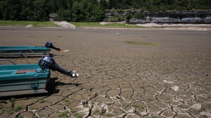 Le lit asséché du lac des Brenets, frontière naturelle entre l'est de la France et l'ouest de la Suisse, le 22 juillet 2022. (FABRICE COFFRINI / AFP)