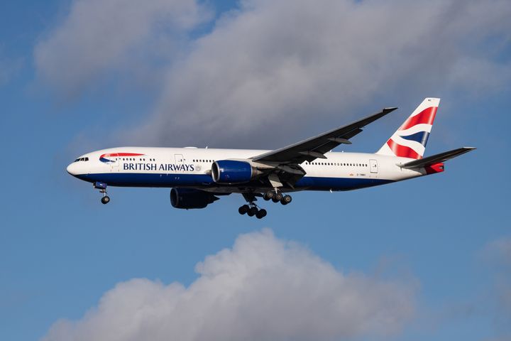 Un avion de la compagnie&nbsp;British Airways, près de l'aéroport de Londres Heathrow (Royaume-Uni), le 5 février 2019. (NICOLAS ECONOMOU / NURPHOTO / AFP)