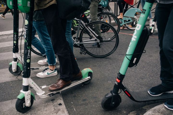 Des trottinettes se substituent aux métros qui ne circulent pas depuis le début de la grève des transports. (MATHIAS ZWICK / HANS LUCAS / AFP)