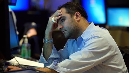 Un trader suit l'&eacute;volution de la bourse avec inqui&eacute;tude au New York Stock Exchange, le 24 ao&ucirc;t 2015, &agrave; New York. (DON EMMERT / AFP)