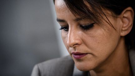 Najat Vallaud-Belkacem, ancienne ministre socialiste de l’Éducation nationale, accuse le RN de mettre une "cible dans le dos" à tous les Français d’origine étrangère. (JEFF PACHOUD / AFP)