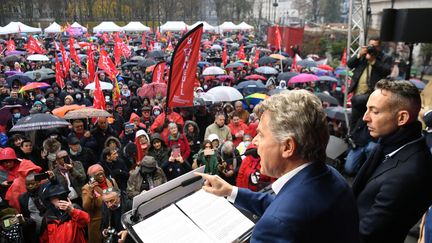 Meeting du candidat communiste Fabien Roussel, place Stalingrad, à Paris, le 21 novembre 2021. (ALAIN JOCARD / AFP)