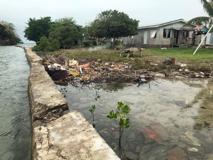 La grande majorité des habitants des pays du Pacifique Sud résident à moins de cinq kilomètres de la côte, selon les Nations unies. A Narikoso, aux Fidji, ce mur ne suffit pas à protéger les maisons de la montée des eaux, le 20 octobre 2017. (CHRISTOPH SATOR / DPA / AFP)