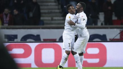 Yeni Ngbakoto est félicité par Marcus Thuram après avoir inscrit un pénalty contre le PSG, mercredi 9 janvier au Parc des princes (Paris). (STEPHANE ALLAMAN / AFP)