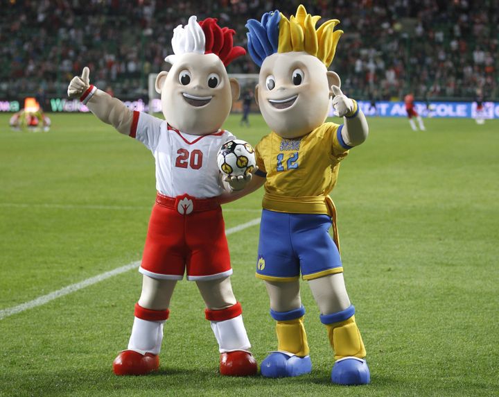 Slavek (&agrave; gauche) et Slavko (&agrave; droite), les mascottes de l'Euro 2012 lors du match amical entre la Pologne et la France &agrave; Varsovie, le 9 juin 2011. (PETER ANDREWS / REUTERS)