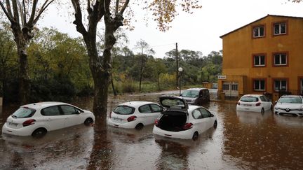 Des véhicules&nbsp;abandonnés sur un parking à Roquebrune-sur-Argens, dans le Var, le 24 novembre 2019, suite aux intempéries. (VALERY HACHE / AFP)