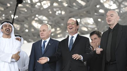 Sheikh Abdullah bin Zayed al-Nahyan (chef de la diplomatie des Émirats), Jean-Marc Ayrault (chef de la diplomatie française), François Hollande, Jack Lang (président de l'institut du monde arabe, derrière, au téléphone) et Jean Nouvel (architecte) au Louvre Abou Dhabi le 3 décembre 2016
 (Stéphane de Sakutin / AFP)